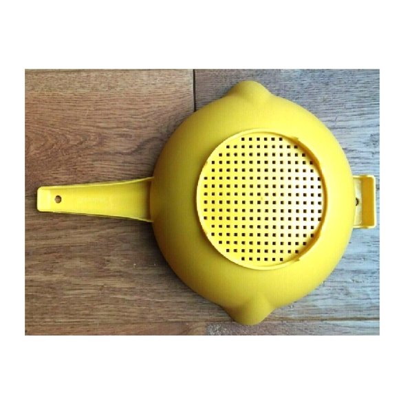 Tupperware Yellow LARGE 2 qt SIZE Double Spout Strainer Colander 1523 - Picture 2 of 3